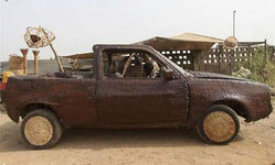 نيجيري يغطي سيارته بأكملها بألياف النخل