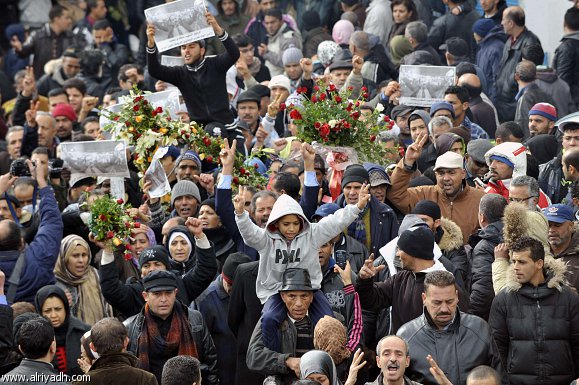 تونس: أعمال شغب في جنازة بلعيد والإضراب يشل حركة الطيران